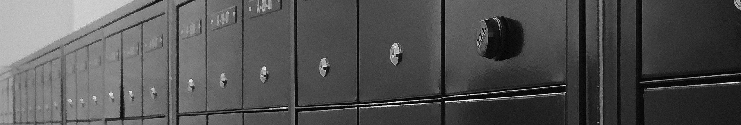 Batterie de boîtes aux lettres métalliques en perspective