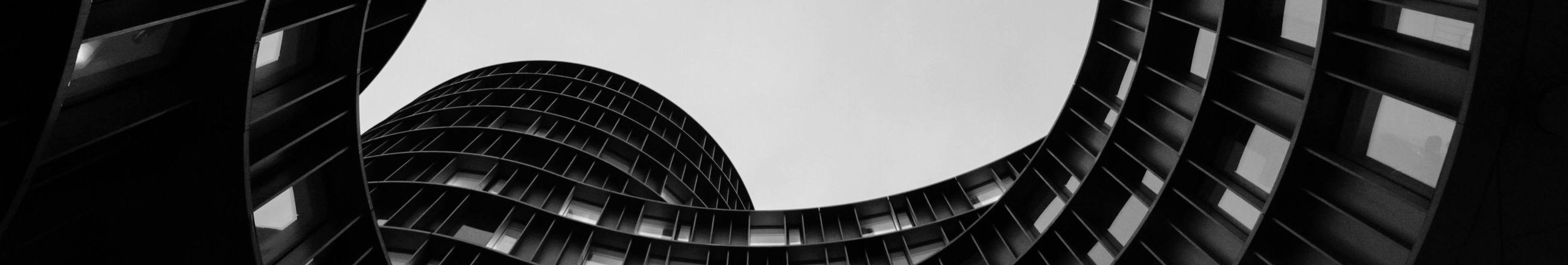 Cour circulaire d'un immeuble vue depuis le sol