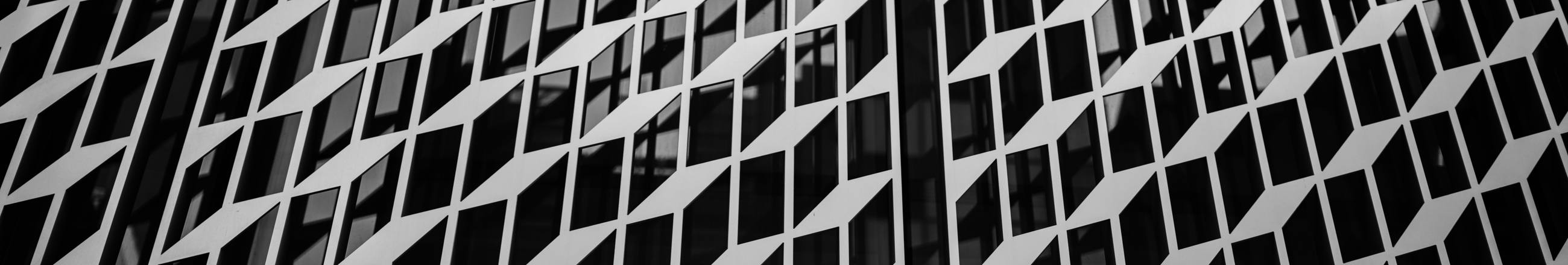 Façade d'un immeuble contemporain, motif de losanges