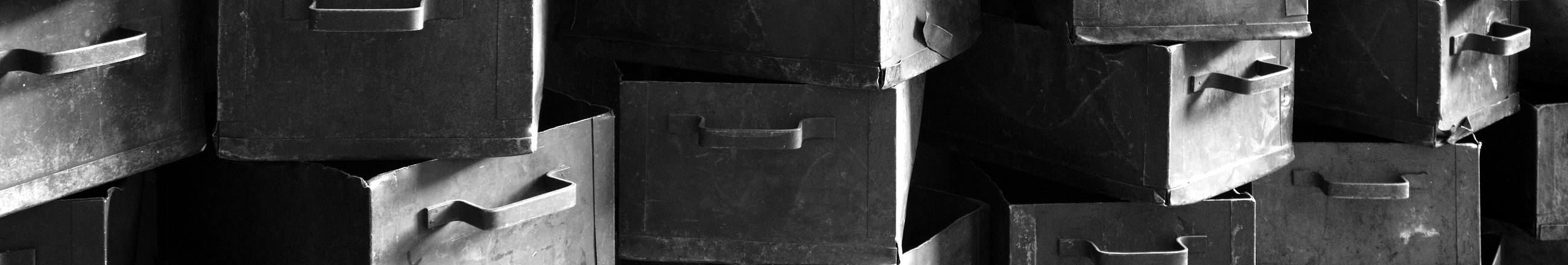 Empilement de tiroirs d'archives métalliques
